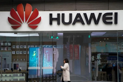 Một cửa hàng bán lẻ điện thoại Huawei ở Thượng Hải. (Nguồn: Reuters)