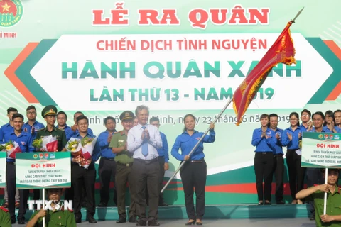 Thiếu tướng Ngô Mình Châu, Phó Chủ tịch Ủy ban Nhân dân Thành phố trao cờ ra quân chiến dịch tình nguyện Hành quân xanh lần thứ 13 năm 2019. (Ảnh:Hoàng Hải/TTXVN)
