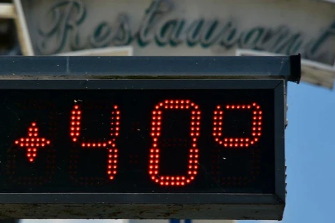 Một bảng điện tử báo nhiệt độ ngoài trời ở Pháp. (Nguồn: AFP)
