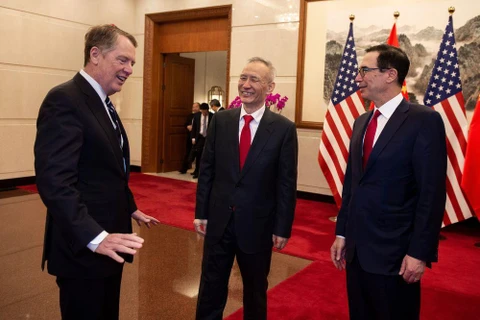 Phó Thủ tướng Trung Quốc Lưu Hạc (ở giữa) vớii Đại diện Thương mại Mỹ Robert Lighthizer (ngoài cùng bên trái) và Bộ trưởng Tài chính Mỹ Steven Mnuchin. (Nguồn: AFP)