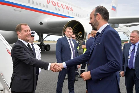 Thủ tướng Pháp Edouard Philippe đón Thủ tướng Nga Dmitry Medvedev ngày 24/6 tại thành phố Le Havre, vùng Normandie, miền Tây Bắc nước Pháp. (Nguồn: TASS)
