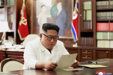 Nhà lãnh đạo Triều Tiên Kim Jong-un đọc bức thư Tổng thống Mỹ Trump gửi. (Nguồn: KCNA)