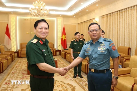 Đại tướng Ngô Xuân Lịch tiếp Phó Đô đốc Agus Setiadji. (Ảnh: Dương Giang/TTXVN)