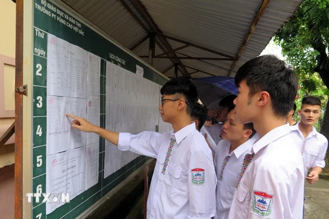 Thí sinh tìm hiểu thông tin tại điểm thi Trường Trung học phổ thông Vùng cao Việt Bắc, Thái Nguyên. (Ảnh: Thu Hằng/TTXVN)