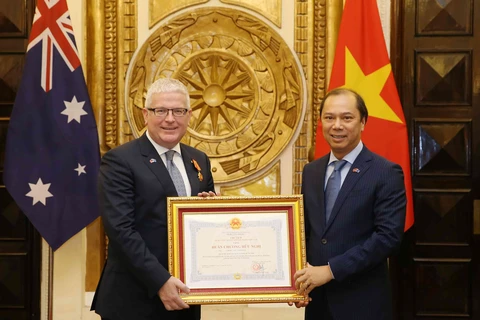 Thứ trưởng Ngoại giao Nguyễn Quốc Dũng trao tặng Huân chương hữu nghị của Chủ tịch nước Cộng hòa xã hội chủ nghĩa Việt Nam cho Đại sứ Australia tại Việt Nam Craig Chittick. (Ảnh: Văn Điệp/TTXVN)