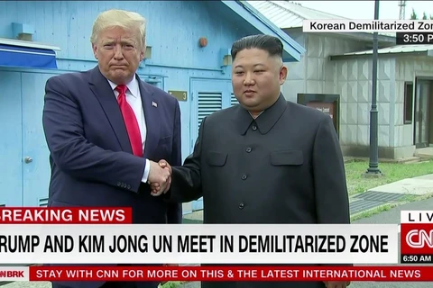 Tổng thống Mỹ Donald Trump bắt tay nhà lãnh đạo Triều Tiên Kim Jong-un tại khu DMZ. (Nguồn CNN)