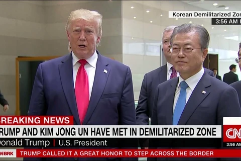 Tổng thống Mỹ Donald Trump phát biểu trước báo chí bên cạnh Tổng thống Hàn Quốc Moon Jae-in sau cuộc gặp song phương với nhà lãnh đạo Triều Tiên Kim Jong-un ở DMZ. (Nguồn: CNN)