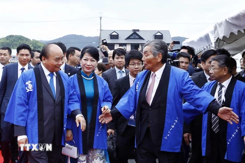 Thủ tướng Nguyễn Xuân Phúc cùng Phu nhân dự Lễ hội hoa sen Nhật-Việt. (Ảnh: Thống Nhất/TTXVN)