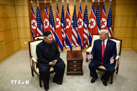 Nhà lãnh đạo Triều Tiên Kim Jong-un (trái) và Tổng thống Mỹ Donald Trump trong cuộc gặp ở tại làng đình chiến Panmunjom ở biên giới liên Triều ngày 30/6/2019. (Nguồn: AFP/TTXVN)