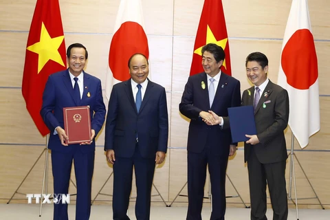 Thủ tướng Nguyễn Xuân Phúc và Thủ tướng Nhật Bản Abe Shinzo chứng kiến Lễ trao Bản ghi nhớ hợp tác về khung pháp lý cơ bản để thực hiện đúng Chương trình Lao động kỹ năng đặc định. (Ảnh: Thống Nhất/TTXVN)