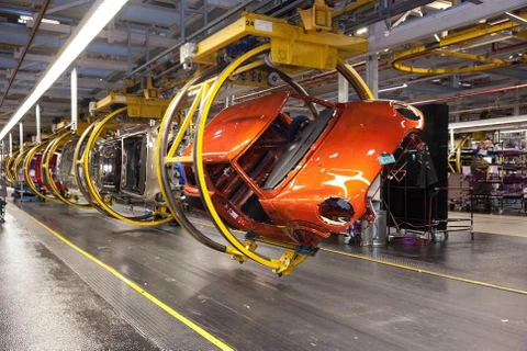 Bên trong nhà máy sản xuất ôtô của BMW ở Cowley, Oxford, Vương quốc Anh. (Nguồn: independent.co.uk)