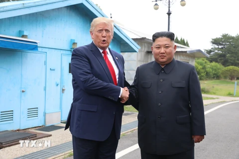 Tổng thống Mỹ Donald Trump (trái) và nhà lãnh đạo Triều Tiên Kim Jong-un trong cuộc gặp tại làng đình chiến Panmunjom ở Khu phi quân sự (DMZ) ngày 30/6/2019. (Nguồn: THX/ TTXVN)