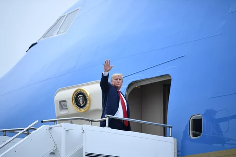 Tổng thống Mỹ Donald Trump lên chiếc chuyên cơ Không lực Một ở căn cứ không quân Osan tại Pyeongtaek, Hàn Quốc để về nước ngày 30/6/2019. (Nguồn: AFP/TTXVN)