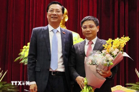 Ông Nguyễn Văn Thắng, Chủ tịch Ủy ban Nhân dân tỉnh Quảng Ninh mới được bầu (bên phải) ra mắt. (Ảnh: Văn Đức/TTXVN)