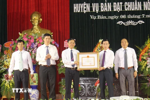 Lễ trao Bằng công nhận huyện đạt chuẩn nông thôn mới của Chính phủ cho Ủy ban Nhân dân huyện Vụ Bản, tỉnh Nam Định. (Ảnh: Công Luật/TTXVN)