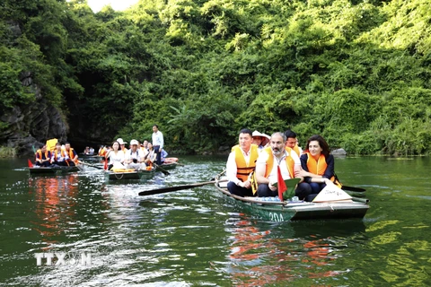 Thủ tướng Nikol Pashinyan, phu nhân (ngồi thuyền đầu, hàng đầu) cùng đoàn tham quan Khu du lịch sinh thái Tràng An, tỉnh Ninh Bình. (Ảnh: Thùy Dung/TTXVN)