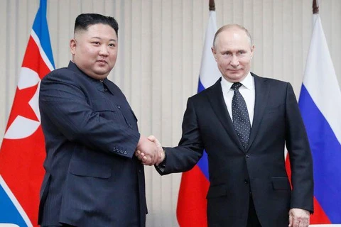 Tổng thống Nga Vladimir Putin và nhà lãnh đạo Triều Tiên Kim Jong-un tại Vladivostok. (Nguồn: EPA)