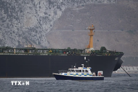 Tàu của cảnh sát Anh (phía trước) tuần tra gần tàu chở dầu Grace I của Iran ở ngoài khơi vùng lãnh thổ Gibraltar ngày 6/7/2019. (Nguồn: AFP/TTXVN)