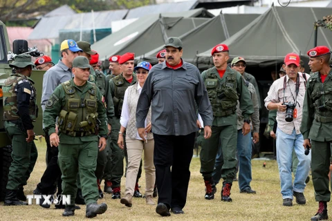 Tổng thống Venezuela Nicolas Maduro thị sát một cuộc diễn tập quân sự ở Caracas. (Nguồn: AFP/ TTXVN)