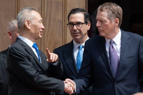 Phó Thủ tướng Trung Quốc Lưu Hạc (trái) bắt tay với Đại diện Thương mại Mỹ Robert Lighthizer (phải) cùng với Bộ trưởng Tài chính Mỹ Steven Mnuchin (giữa) sau đàm phán thương mại tại Washington, DC, ngày 10/5. (Nguồn: Getty Images)