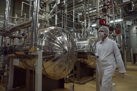 Kỹ thuật viên Iran kiểm tra các thiết bị tại cơ sở làm giàu urani Isfahan, cách thủ đô Tehran 420km về phía nam. (Nguồn: Getty Images)