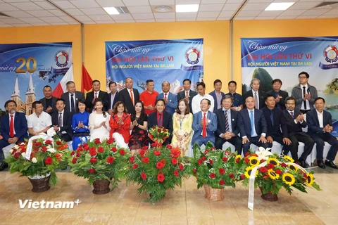 Ban chấp hành Hội người Việt Nam tại Ba Lan nhiệm kỳ (2019-2024). (Ảnh: Hồng Kỳ/Vietnam+)