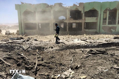 Ảnh tư liệu: Cảnh sát điều tra tại hiện trường một vụ tấn công tại Zabul, Afghanistan, ngày 25/5/2015. (Nguồn: AFP/TTXVN)