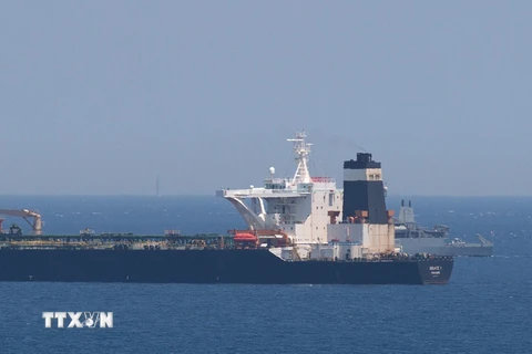 Tàu của lực lượng thủy quân lục chiến Hoàng gia Anh (phải, phía sau) tuần tra gần tàu chở dầu Grace 1 của Iran ở ngoài khơi vùng lãnh thổ Gibraltar ngày 4/7/2019. (Nguồn: AFP/TTXVN)
