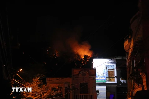 Đám cháy nhìn từ khu dân cư vào lúc gần 23 giờ ngày 12/7. (Ảnh: Phạm Kha/TTXVN)