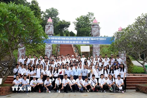 Đoàn đại biểu dự Trại Hè Việt Nam 2019 chụp ảnh lưu niệm tại Khu di tích lịch sử Quốc gia đặc biệt ATK Định Hóa. (Ảnh: Thu Hằng/TTXVN)