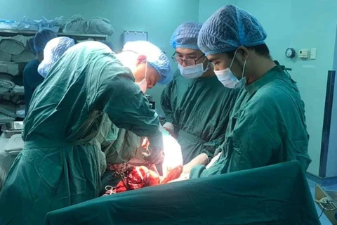 Phú Thọ: Cấp cứu kịp thời bệnh nhân bị thanh sắt xuyên từ đùi lên bụng