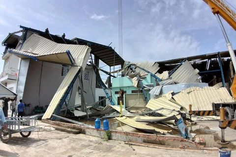 Dông, lốc xoáy xảy ra trên địa bàn huyện Thủ Thừa khiến 9 người bị thương; thống kê sơ bộ thiệt hại tài sản khoảng 6,5 tỷ đồng. (Nguồn: Báo Long An)