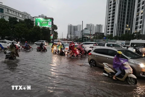 Tuyến đường Minh Khai, quận Hai Bà Trưng xảy ra ùn tắc và ngập cục bộ. (Ảnh: Thanh Tùng/TTXVN)