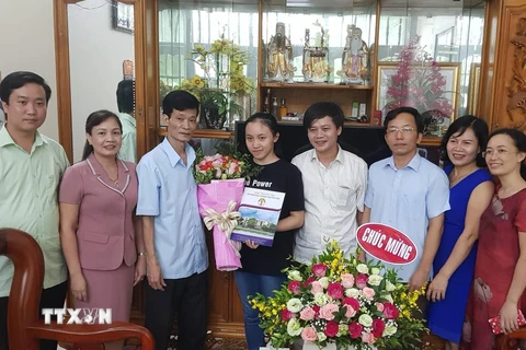 Đại diện lãnh đạo Sở Giáo dục và Đào tạo tỉnh Phú Thọ đến thăm và tặng quà cho em Ngô Thu Hà, thủ khoa khối B có điểm thi 3 môn xét tuyển đại học cao nhất cả nước trong kỳ thi Trung học phổ thông Quốc gia năm 2019. (Ảnh: Tạ Toàn/TTXVN)
