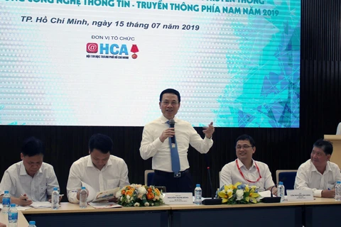 Bộ trưởng Bộ Thông tin và Truyền thông Nguyễn Mạnh Hùng phát biểu tại buổi gặp gỡ. (Ảnh: Tiến Lực/TTXVN)