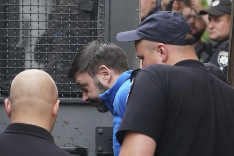 Ông Kirill Vyshinskiy, người đứng đầu văn phòng hãng tin RIA Novosti của Nga tại Ukraine, được hộ tống từ một phòng xử án ở Kiev, Ukraine, ngày 15/7/2019. (Nguồn: AP)