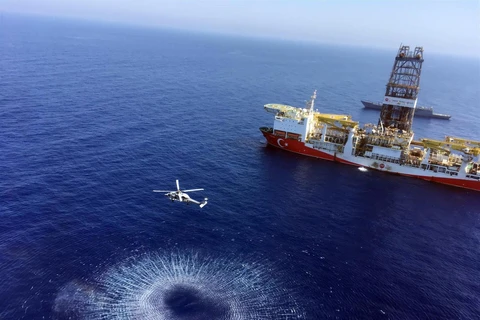 Tàu chở giàn khoan thăm dò dầu khí Fatih của Thổ Nhĩ Kỳ đang tiến về phía đông Địa Trung Hải gần đảo Cyprus. (Nguồn: AP)