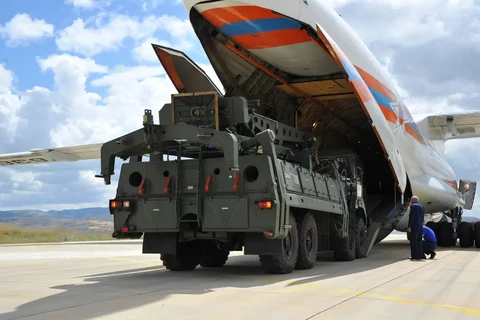Các bộ phận đầu tiên của hệ thống phòng thủ tên lửa S-400 của Nga được dỡ từ máy bay tại căn cứ không quân Akinci, gần Ankara, Thổ Nhĩ Kỳ, ngày 12/7. (Nguồn: Reuters)