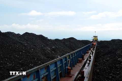 2000 tấn bã xít thải than không rõ nguồn gốc bị lực lượng chức năng tạm giữ. (Nguồn: TTXVN phát)