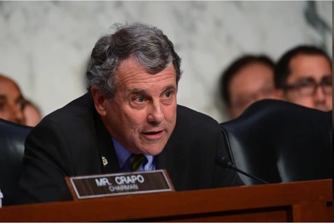 Thượng nghị sỹ đảng Dân chủ Sherrod Brown, thành viên Ủy ban Ngân hàng Thượng viện Mỹ tại phiên điều trần. (Nguồn: Reuters)