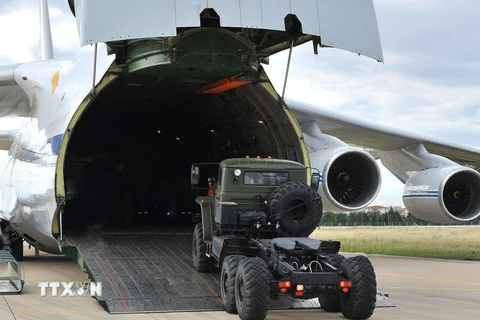 Máy bay vận tải Nga chở các thiết bị của hệ thống phòng thủ tên lửa S-400 hạ cánh xuống căn cứ không quân Murted ở Ankara, Thổ Nhĩ Kỳ ngày 12/7/2019. (Nguồn: THX/TTXVN)
