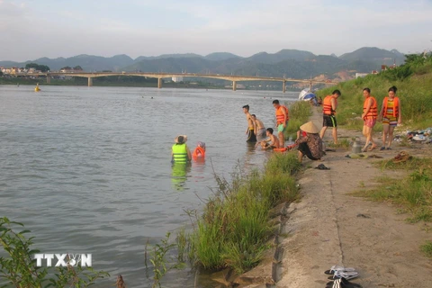 Người dân tập trung bơi lội trên sông Đà. (Ảnh: Thanh Hải/TTXVN)