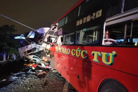 Chiếc xe khách giường nằm mang biển kiểm soát 78B-001.26 của tỉnh Phú Yên tại hiện trường vụ tai nạn. (Ảnh: Nguyễn Thanh/TTXVN)
