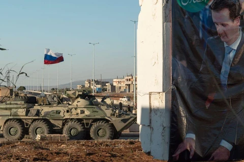 Xe bọc thép Nga hỗ trợ quân đội chính phủ Syria trong một chiến dịch quân sự. (Nguồn: news.sky.com)