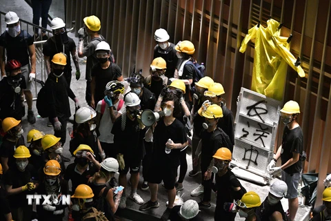 Những người biểu tình quá khích xông vào trụ sở cơ quan lập pháp của đặc khu hành chính Hong Kong (Trung Quốc) ngày 1/7. (Nguồn: AFP/TTXVN)