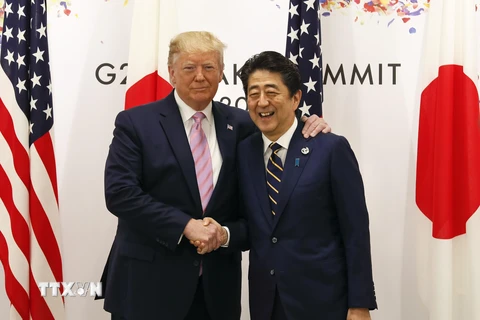 Thủ tướng Nhật Bản Shinzo Abe (phải) và Tổng thống Mỹ Donald Trump trong cuộc gặp bên lề Hội nghị thượng đỉnh G20 ở Osaka, Nhật Bản, ngày 28/6/2019. (Nguồn: AFP/TTXVN)