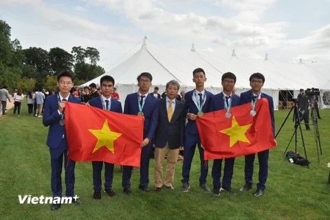 Đại sứ Việt Nam tại Vương quốc Anh Trần Ngọc An chụp ảnh chung với đoàn học sinh Việt Nam tại buổi lễ trao giải. (Ảnh: Nguyễn Thu/Vietnam+)