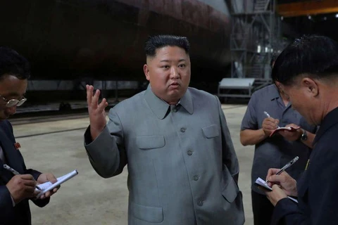 Nhà lãnh đạo Triều Tiên Kim Jong-un thăm một nhà máy chế tạo tàu ngầm ở một địa điểm không được tiết lộ ở Triều Tiên.(Nguồn: Reuters)