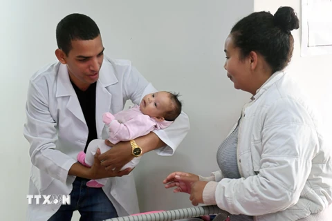 Bác sỹ Cuba chăm sóc một em nhỏ tại cơ sở y tế ở Alexania, bang Goias, Brazil. (Nguồn: AFP/TTXVN)