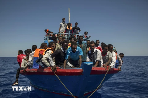 Tàu chở người di cư trên Địa Trung Hải, ngoài khơi bờ biển Libya, ngày 2/8/2017. (Nguồn: AFP/TTXVN)